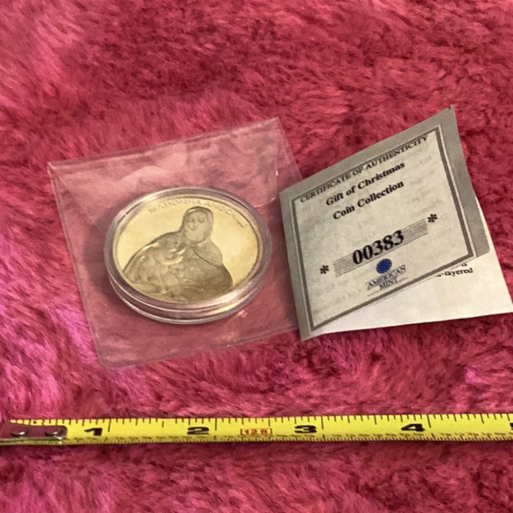 American mint gift of Christmas Madonna and child gold plated coin. 00383.